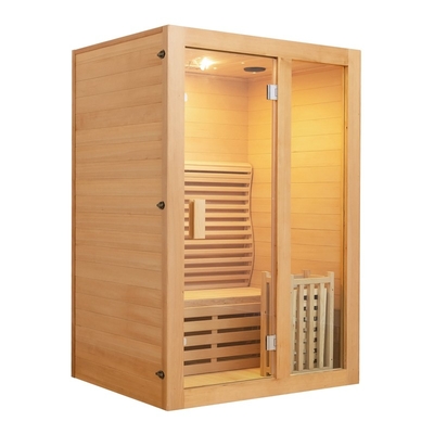 Madeira da cicuta uma sala de vapor da sauna da pessoa tradicional