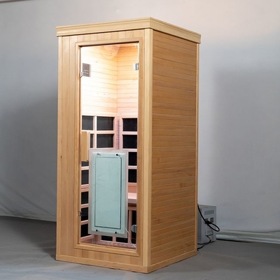 Pessoa infravermelha distante da sala uma da sauna do espectro completo de madeira canadense da cicuta