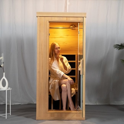 Pessoa infravermelha distante da sala uma da sauna do espectro completo de madeira canadense da cicuta
