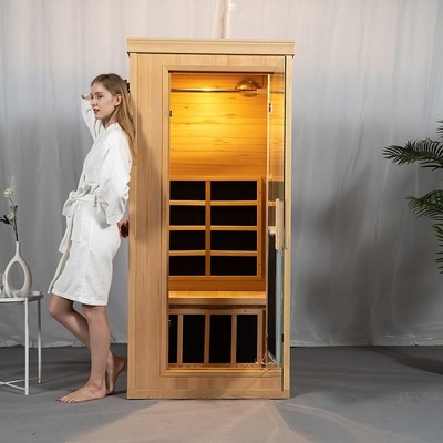 Pessoa infravermelha distante da sala uma da sauna do espectro completo de madeira canadense da cicuta