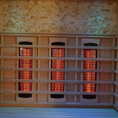 Pessoa interna de madeira seca da sala 3 da sauna do espectro completo canadense da cicuta
