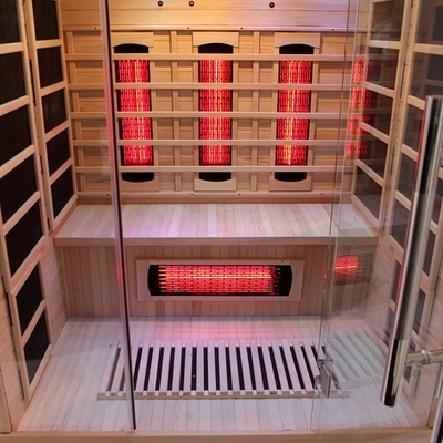 Sauna de cor de madeira de luxo com painel de controle e iluminação LED