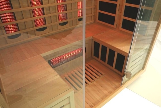 Sauna de cor de madeira de luxo com painel de controle e iluminação LED