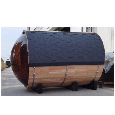 Sauna de barril ao ar livre com janela panorâmica