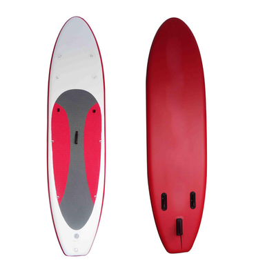 O adulto levanta-se para sup a prancha inflável de Paddleboard da explosão da placa de pá