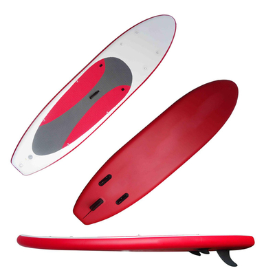 O adulto levanta-se para sup a prancha inflável de Paddleboard da explosão da placa de pá