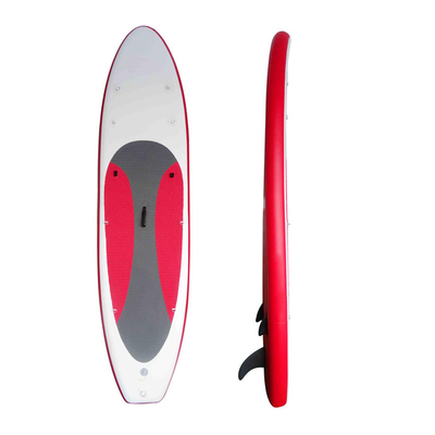 O adulto levanta-se para sup a prancha inflável de Paddleboard da explosão da placa de pá